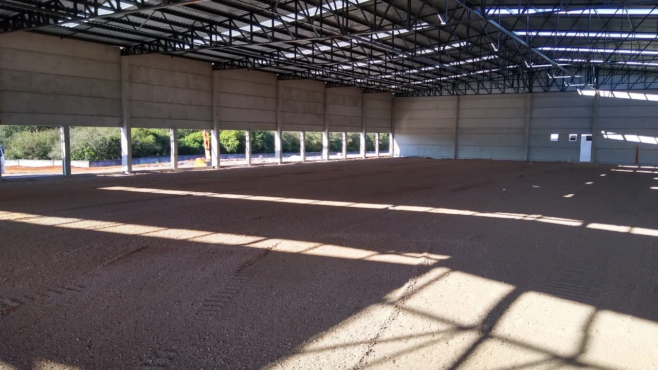 Interior de galpão com o piso já terraplanado e compactado pela Drum — terraplanagem para galpão em Passo Fundo/RS