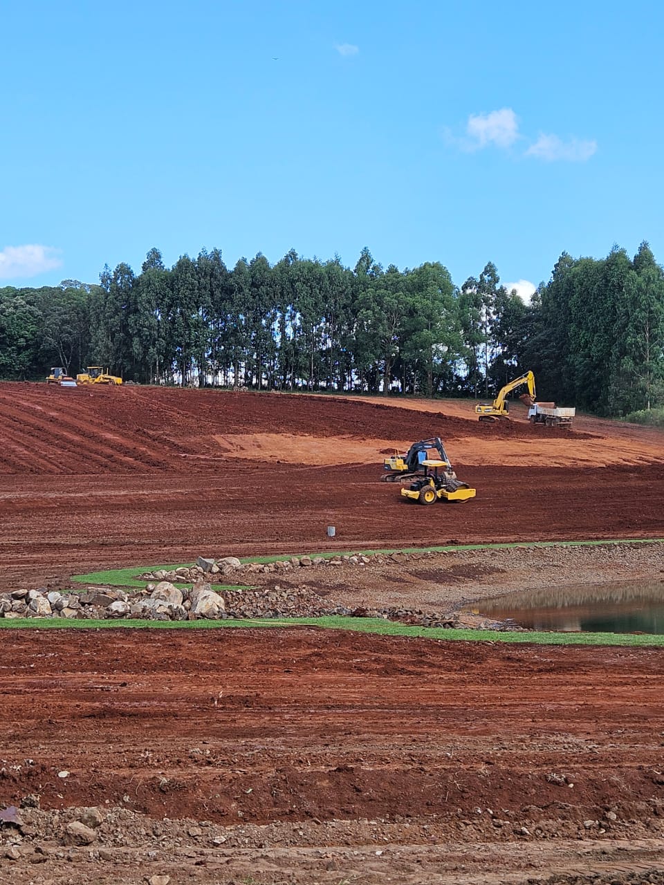 Drum Terraplanagem - Escavadeira e caminhões em obra de estrada